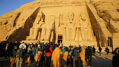 Mısır Firavun II.Ramsesin dev heykelinin üst kısmı gün yüzüne çıktı